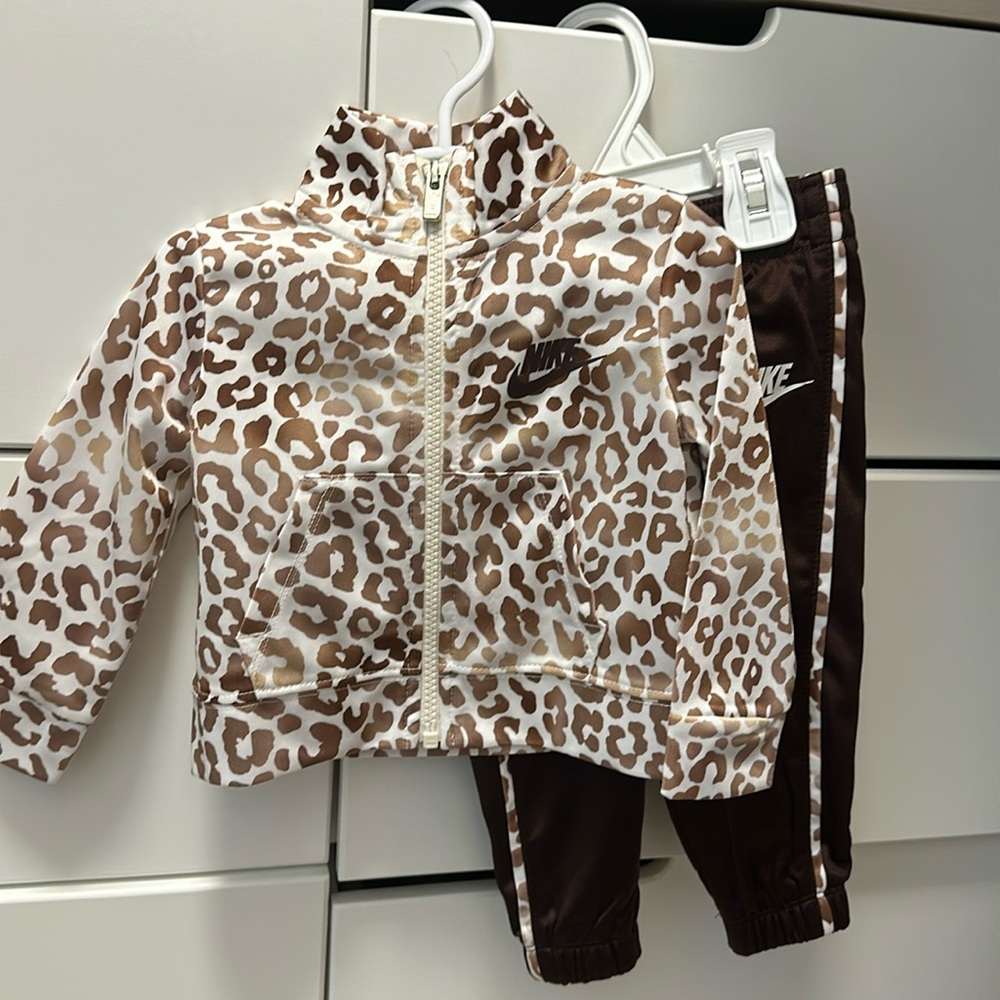 Nike infant size 12 months tracksuit